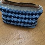 Tamborēta kosmētikas somiņa ceļojumiem no kokvilnas dzijas thumbnail 3