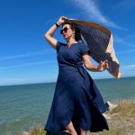 Tumši zila lina pārliekama kleita ar volāniem aizmugurē thumbnail 4