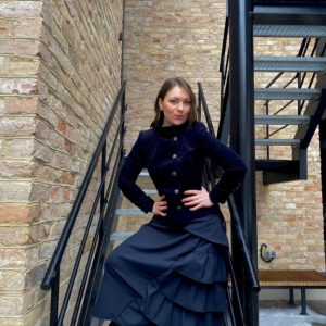 Maksi A silueta asimetriski melni svārki ar volāniem uz sānu