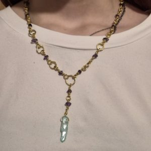 Misiņa kaklrota ar ametistiem un kvarca kristālu