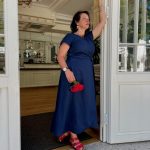 Tumši zila lina pārliekama kleita ar volāniem aizmugurē thumbnail 1