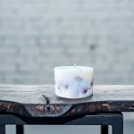 SOJAS VASKA SVECE AR MELNĀS ORHIDEJAS AROMĀTU (S) thumbnail 1