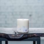 SOJAS VASKA SVECE AR MELNĀS ORHIDEJAS AROMĀTU (XL) thumbnail 1