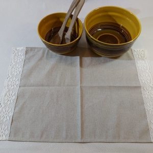 Lina dvielis 45x70cm ar lina mežģīni-baltas puķes