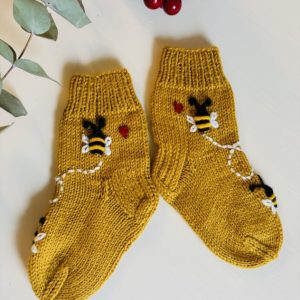 Mīkstas un siltas bērnu pusvilnas zeķītes ar bišu rakstu
