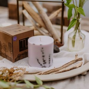 SOJAS VASKA SVECE AR LAVANDAS AROMĀTU - LILLĀ (XL)