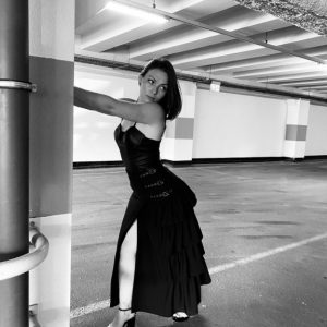 Maksi A silueta asimetriski svārki ar volāniem uz sānu