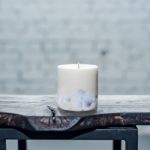 SOJAS VASKA SVECE AR MELNĀS ORHIDEJAS AROMĀTU (XL) thumbnail 1