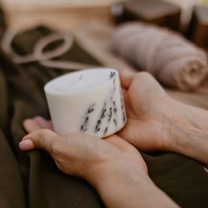 SOJAS VASKA SVECE AR LAVANDAS AROMĀTU (S)